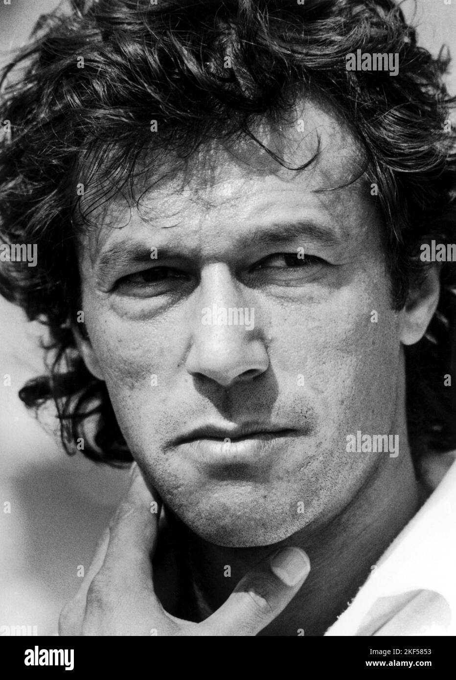 إيمران خان: من نجم رياضي إلى قائد سياسي